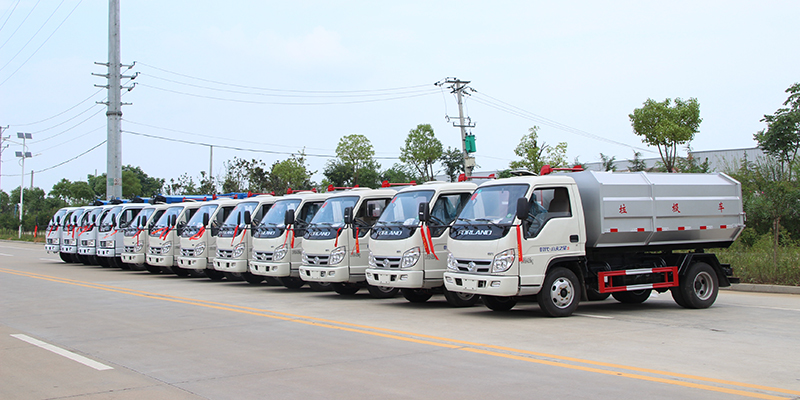 猫尾草环卫-4台压缩垃圾车、8台密封垃圾车准备发车